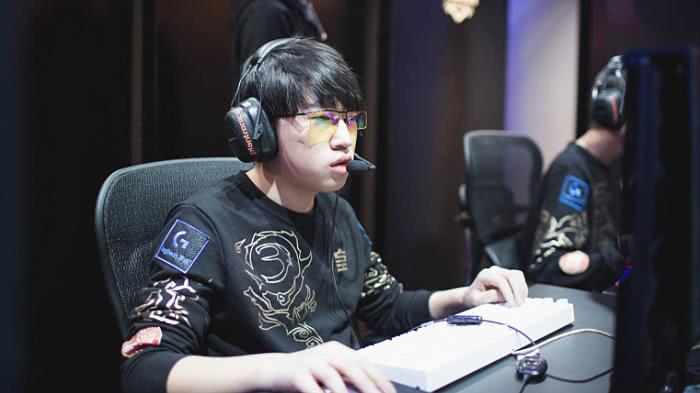 球迷们纷纷 球迷们纷纷